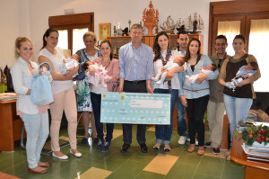 Momento de la entrega de los cheques bebé.