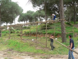 En estos días, los moguereños construyen los chozos en el Coto de Montemayor. 