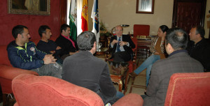 Un momento de la reunión del alcalde con los representantes de Ekiden y la Federación.