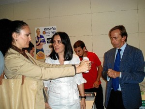 En el stand de Nutrición Center la delegada midió su composición corporal.