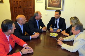 Representantes de Cepsa y del ayuntamiento de Moguer durante la firma