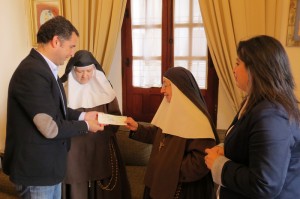 Representantes de Hermanas de la Cruz y del Ayuntamiento de Moguer firmaron un convenio.