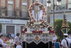 Imagen de la antigua procesión de las Cruces de Mayo por la Gran Vía de Huelva.