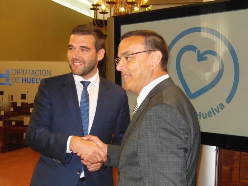 Rodolfo Hernández e Ignacio Caraballo tras la firma del convenio.