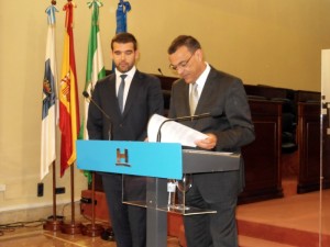 Ignacio Caraballo durante la firma del convenio.