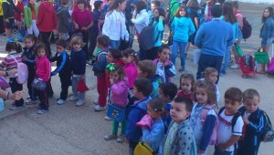 Los alumnos del Ceip El Puntal dispuestos en filas para entrar de espaldas a las aulas. 