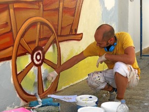 Mr. Chapú pintando uno de los murales.