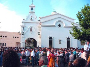 Emigrantes en Huelva, desde donde parte la hermandad el miércoles 15 de mayo.