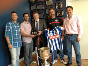 José Luis Martín, consejero del Decano, recibió una de las medallas de campeón de Liga del IES La Orden.