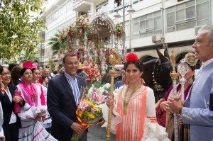 El presidente de la Diputación de Huelva, Ignacio Caraballo, entregando el ramo de flores. 