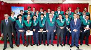 Los alumnos y el secretario de Estado para el Deportes lucen sus becas.