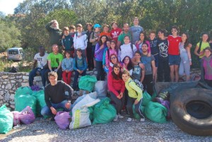 Unos 27 escolares han procedido a la limpieza en el Parque Natural de la Sierra.