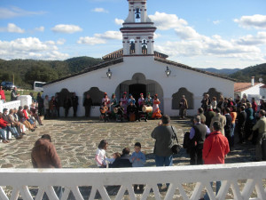 Los romeros bailan los conocidos fandangos. / Foto: asociacionsantaeulaliamerida.blogspot.com.es