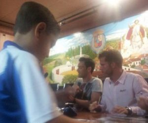 Los jugadores del Recre, firmando autógrafos. / Foto: www.recreativohueva.com.