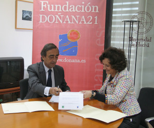 Un momento de la firma del convenio.