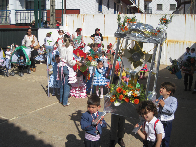 Alegría y emoción muestran los pequeños al participar en su romería.