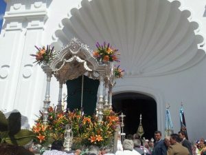 Las filiales han ido desfilando ante la ermita.