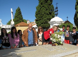 El acto ha tenido lugar ante la tumba de Juan Ramón en Moguer. 