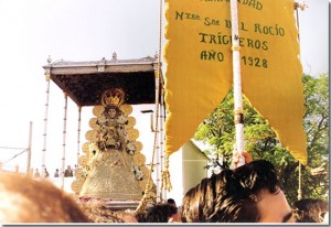 El Simpecado de Trigueros, ante la Virgen del Rocío. / Foto: anapi.com.