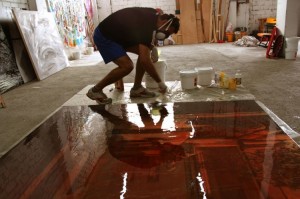 Jorge Hernández, trabajando en su estudio situado en Punta Umbría.