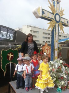 La teniente de alcalde y concejala de Infancia en la Cruz de Mayo con los pequeños.