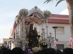 La Virgen procesionando por las calles de Lepe.