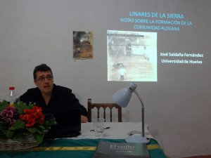 José Saldaña, ofreciendo una conferencia.