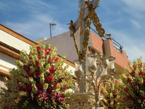 La Cruz de la Calle Malva es la tercera en desfilar.