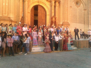 Despedida de los romeros en la noche del lunes ante la Iglesia de Moguer. 