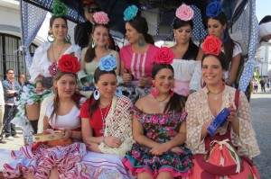 Algunas de las romeras que van con la Hermandad de Moguer.