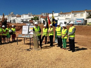 La delegada colocó la primera piedra de la obra.