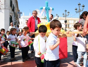 Una particular procesión protagonizaron los niños por las calles de Cartaya.