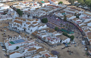 Vista aérea de la aldea durante la celebración de la Misa de Pentecostés.