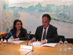 La delegada del Gobierno en Andalucía, Carmen Crespo y el presidente de la CHG.