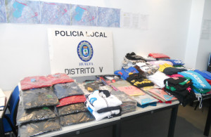 La ropa falsificada incautada por la Policía.