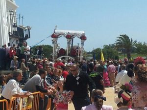 Un Simpecado acercándose a la ermita.