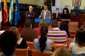 El presidente de la Diputación en una reunión con los voluntarios.