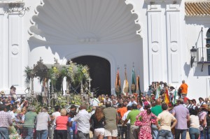 Presentación de Punta Umbría ante la Virgen. / Foto: fororocio.com.