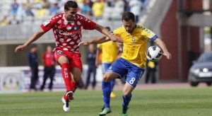 Montoro pugna con un rival en el partido ante Las Palmas. / Foto: http://www.udlaspalmas.es.