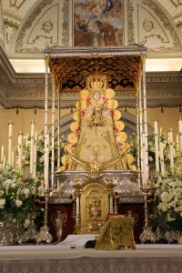 La Virgen del Rocío con su vestido del Lunes de Pentecostés. / Foto: www.hermandadmatrizrocio.org