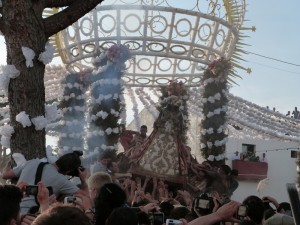 A las 20 horas la Virgen volvía a lucir su rostro por las arenas del Rocío.