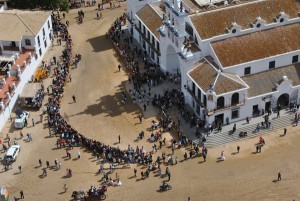 La aldea se prepara para la procesión de la Virgen.