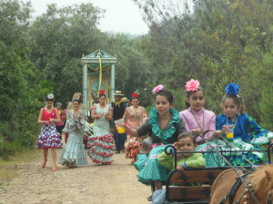 Muchas personas acudieron ataviadas con el traje de gitana. 