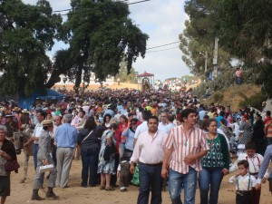 La procesión es el momento más multitudinario de la romería.