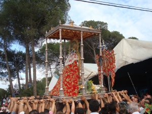 La Virgen de Montemayor, ante la Hermandad de Lucena del Puerto.