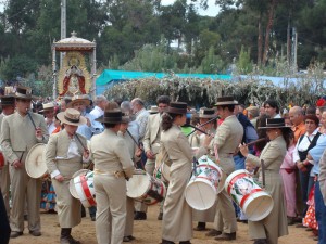 Los tamborileros acompañan a la patrona de Moguer. 