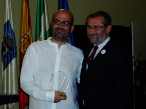 Javier Ronchel recibió el premio de manos de Rafael Terán.