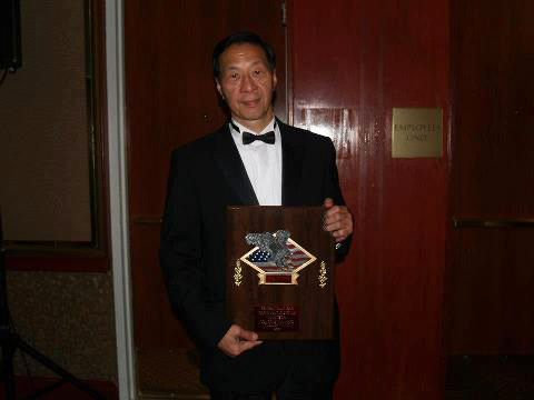 Samuel Kwok con uno de los premios que ha recibido a lo largo de su trayectoria.