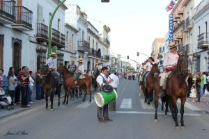 Los primeros caballos llegando a la Plaza de la Iglesia de San Juan del Puerto.