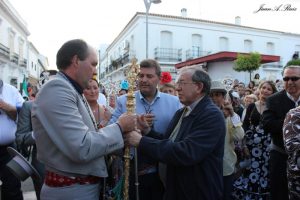  El párroco Victoriano Solís entrega la Vara de Hermano Mayor a Manuel Cárdenas.